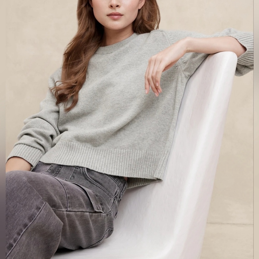 Banana Republic Factory Light Gray Crew Neck Sweater